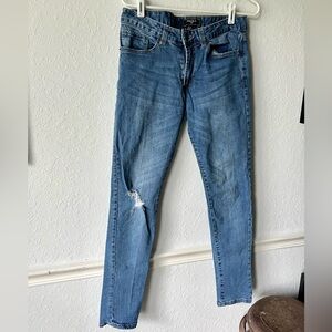 Forever 21 Men’s skinny jeans with distressed knee. Size 31.